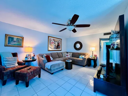 Property Slideshow image 3 of 15 | 41 dorchester b, West Palm Beach, FL, 33417