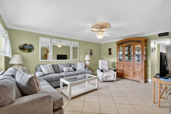 Property Slideshow image 2 of 23 | 480 horizons 104, Boynton Beach, FL, 33435