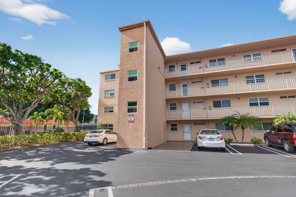 Property Slideshow image 2 of 78 | 2515 ne 2nd ct 201, Boynton Beach, FL, 33435