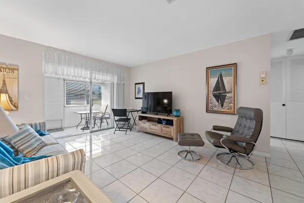 Property Slideshow image 3 of 29 | 2842 crosley dr w d, West Palm Beach, FL, 33415