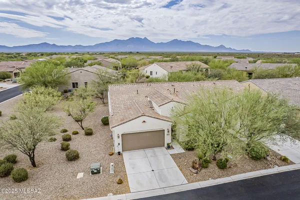 Property Slideshow image 3 of 48 | 1762 e sage thrasher dr, Green Valley, AZ, 85614
