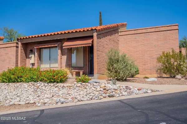 Property Slideshow image 3 of 17 | 1857 w dalehaven cir, Tucson, AZ, 85704