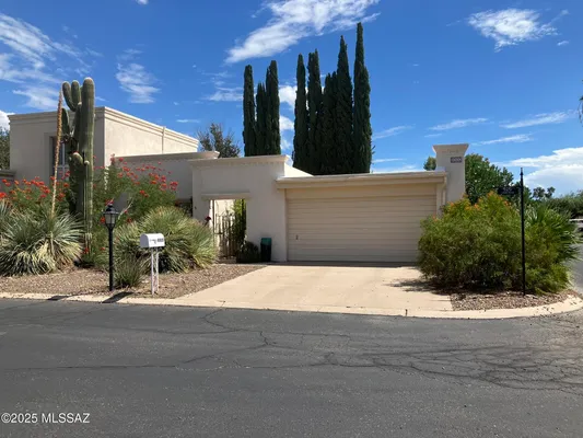 Property Slideshow image 2 of 50 | 8000 n casas pl, Tucson, AZ, 85742