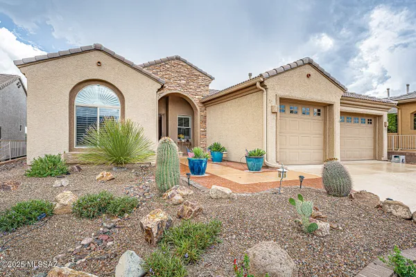 Property Slideshow image 2 of 47 | 2007 w cactus run dr, Green Valley, AZ, 85622