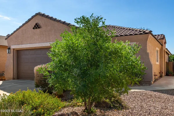 Property Slideshow image 3 of 49 | 275 w calle moncayo, Sahuarita, AZ, 85629