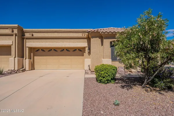 Property Slideshow image 2 of 51 | 472 w knotwood st, Green Valley, AZ, 85614