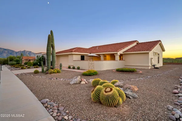 Property Slideshow image 2 of 34 | 826 e desert glen dr, Oro Valley, AZ, 85755