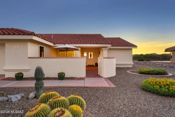 Property Slideshow image 3 of 34 | 826 e desert glen dr, Oro Valley, AZ, 85755