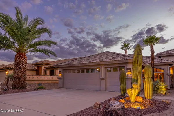Property Slideshow image 2 of 46 | 1950 e desert lark pass, Green Valley, AZ, 85614