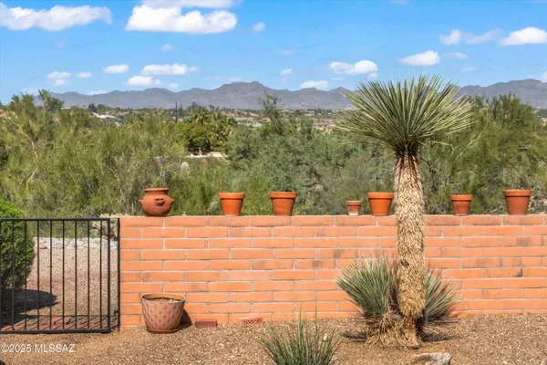 Property Slideshow image 2 of 36 | 1995 w ashbrook dr, Tucson, AZ, 85704