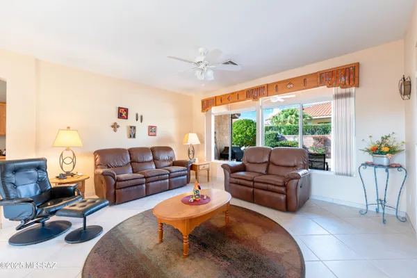 Property Slideshow image 3 of 28 | 1329 e royal ridge dr, Oro Valley, AZ, 85755