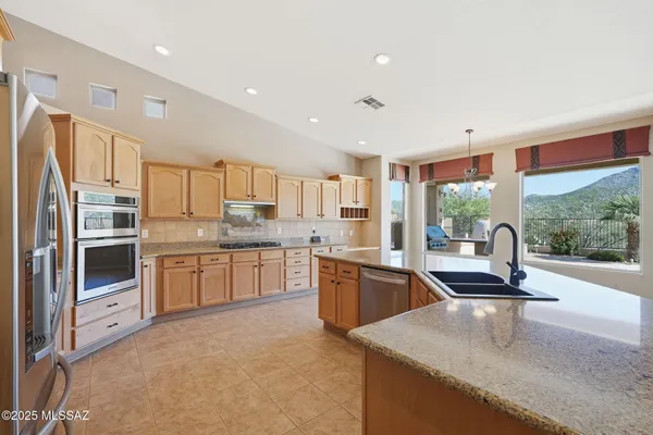 Property Slideshow image 3 of 47 | 37441 s desert sun dr, Saddlebrooke, AZ, 85739