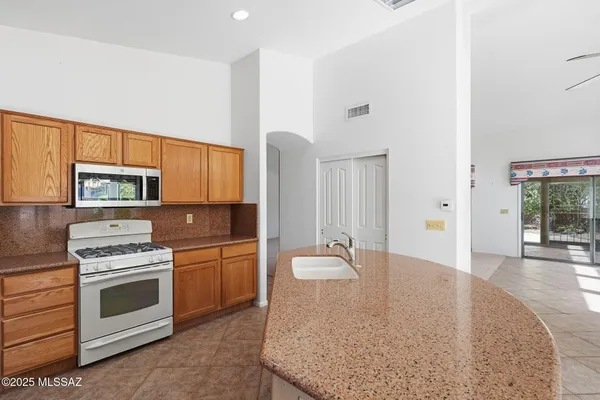 Property Slideshow image 3 of 38 | 916 n gulch dr, Green Valley, AZ, 85614