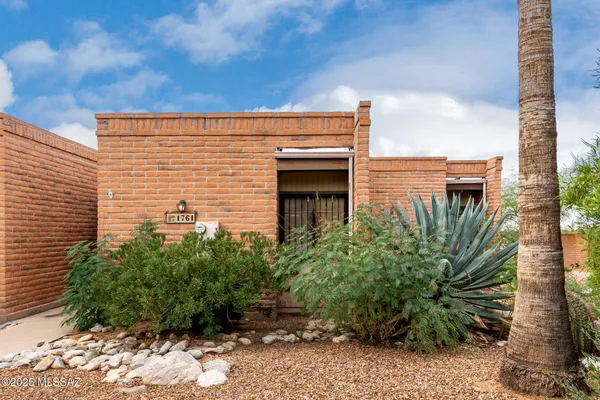 Property Slideshow image 2 of 35 | 1761 w dalehaven cir, Tucson, AZ, 85704