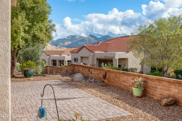Property Slideshow image 2 of 35 | 938 e grass meadow pl, Oro Valley, AZ, 85755
