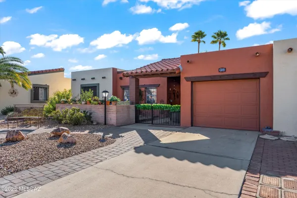 Property Slideshow image 2 of 27 | 1381 w calle mendoza, Green Valley, AZ, 85622