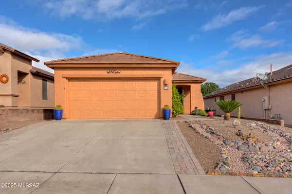 Property Slideshow image 2 of 25 | 512 w bazille way, Green Valley, AZ, 85614