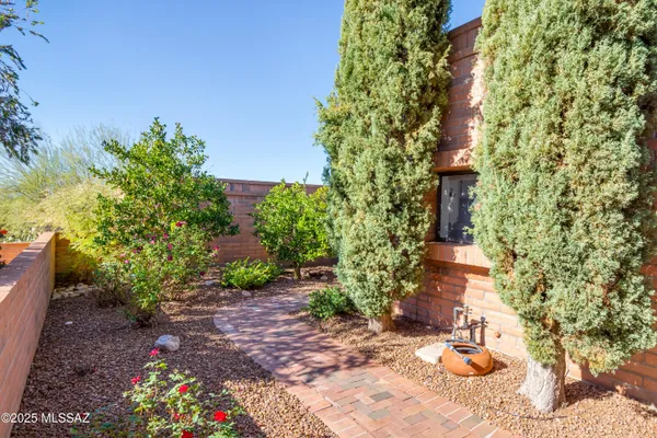 Property Slideshow image 2 of 42 | 1961 w ashbrook dr, Tucson, AZ, 85704