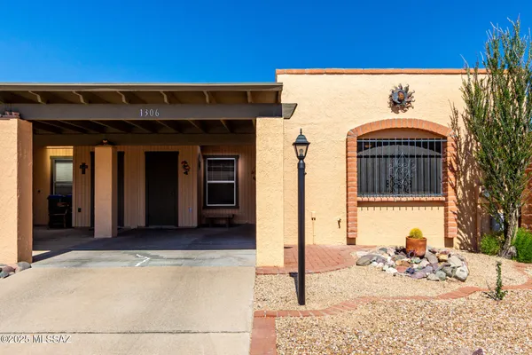 Property Slideshow image 2 of 36 | 1306 w camino lucientes, Green Valley, AZ, 85622