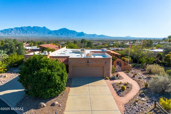 Property Slideshow image 2 of 37 | 937 w desert hills dr, Green Valley, AZ, 85622