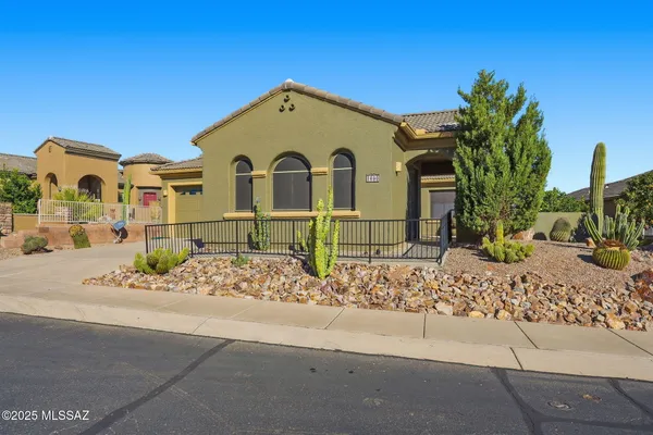 Property Slideshow image 3 of 42 | 1890 w acacia bluffs dr, Green Valley, AZ, 85622