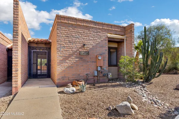 Property Slideshow image 2 of 32 | 1728 w dalehaven cir, Tucson, AZ, 85704