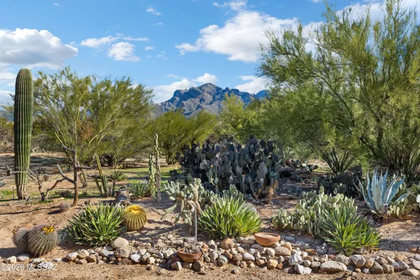 Property Slideshow image 3 of 32 | 1728 w dalehaven cir, Tucson, AZ, 85704