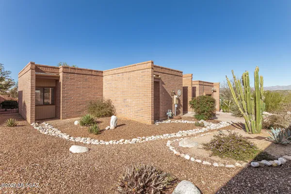 Property Slideshow image 2 of 39 | 1838 w dalehaven cir # 209, Tucson, AZ, 85704