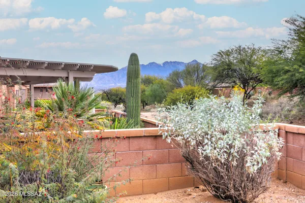 Property Slideshow image 2 of 32 | 2033 w acacia bluffs dr, Green Valley, AZ, 85622