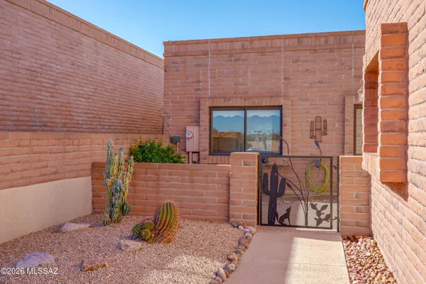 Property Slideshow image 2 of 33 | 2009 w misty hollow ln, Tucson, AZ, 85704