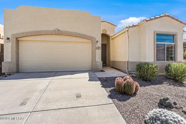Property Slideshow image 3 of 47 | 649 w knotwood st, Green Valley, AZ, 85614