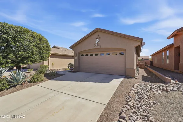 Property Slideshow image 2 of 31 | 461 w astruc dr, Green Valley, AZ, 85614