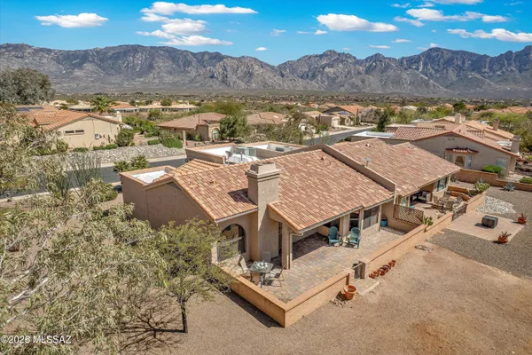 Property Slideshow image 3 of 39 | 14045 n desert butte dr, Oro Valley, AZ, 85755