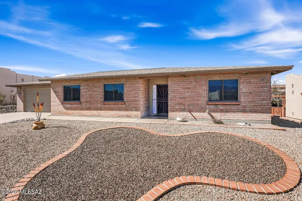 Property Slideshow image 3 of 49 | 814 w belltower dr, Green Valley, AZ, 85614