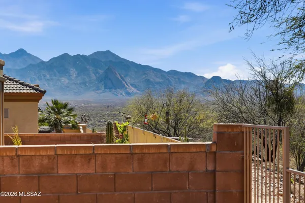 Property Slideshow image 2 of 48 | 2109 w escondido canyon dr, Green Valley, AZ, 85622