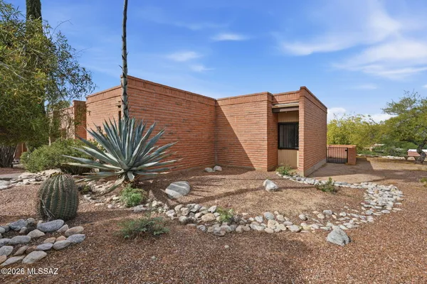 Property Slideshow image 2 of 28 | 1761 w dalehaven cir, Tucson, AZ, 85704