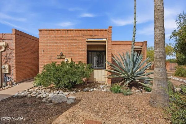 Property Slideshow image 3 of 28 | 1761 w dalehaven cir, Tucson, AZ, 85704