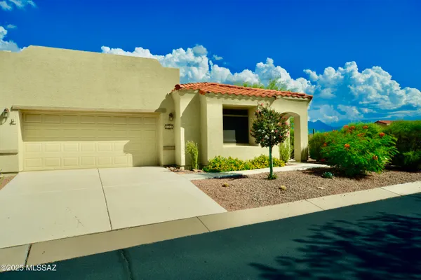 Property Slideshow image 2 of 47 | 733 w shadow wood st, Green Valley, AZ, 85614