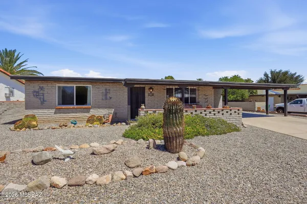 Property Slideshow image 2 of 50 | 117 e el limon, Green Valley, AZ, 85614