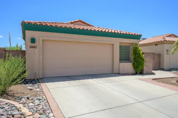 Property Slideshow image 3 of 16 | 2025 w amblemorn dr, Green Valley, AZ, 85622