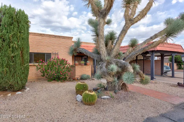 Property Slideshow image 2 of 26 | 645 s los rubies cir, Green Valley, AZ, 85614