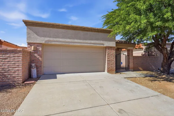 Property Slideshow image 2 of 37 | 2001 w amblemorn dr, Green Valley, AZ, 85622