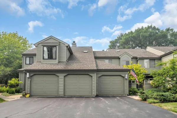 Property Slideshow image 3 of 37 | 900 shoreline rd 927, Barrington, IL, 60010