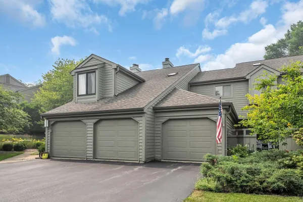 Property Slideshow image 3 of 53 | 900 shoreline rd, Barrington, IL, 60010