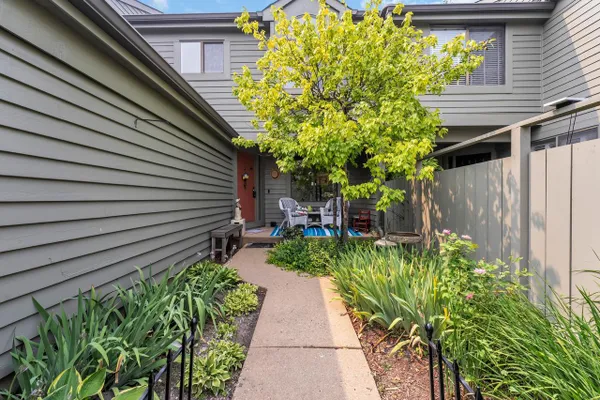 Property Slideshow image 2 of 53 | 900 shoreline rd, Barrington, IL, 60010