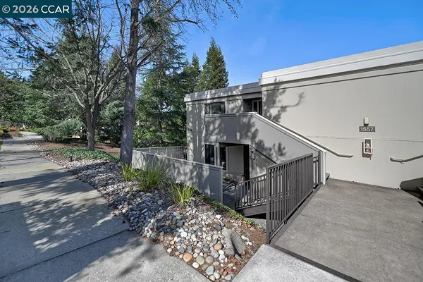 Property Slideshow image 3 of 53 | 1557 rockledge ln 2, Walnut Creek, CA, 94595