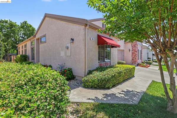 Property Slideshow image 2 of 29 | 300 winesap dr, Brentwood, CA, 94513