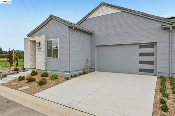 Property Slideshow image 2 of 25 | 1095 riverbend dr, Brentwood, CA, 94513