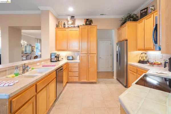 Property Slideshow image 2 of 30 | 725 richardson dr, Brentwood, CA, 94513
