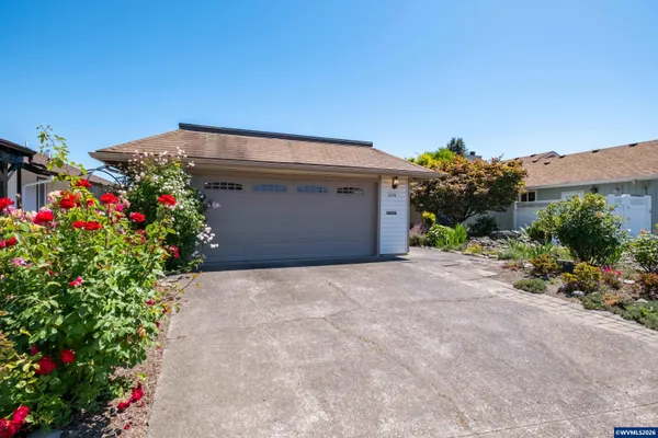 Property Slideshow image 2 of 40 | 3274 oakcrest dr, Salem, OR, 97304
